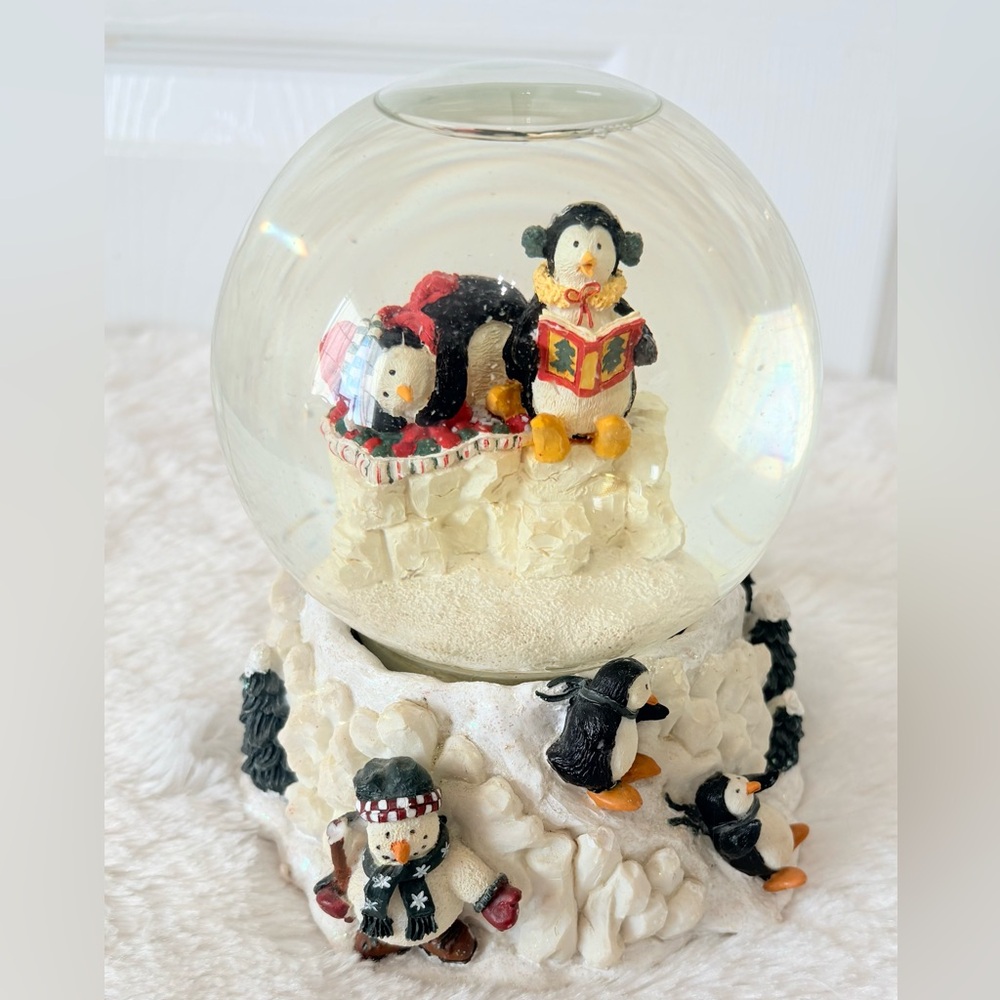Vintage 1999 Debbie Mumm Penguin Snow Globe~Joy to the World
